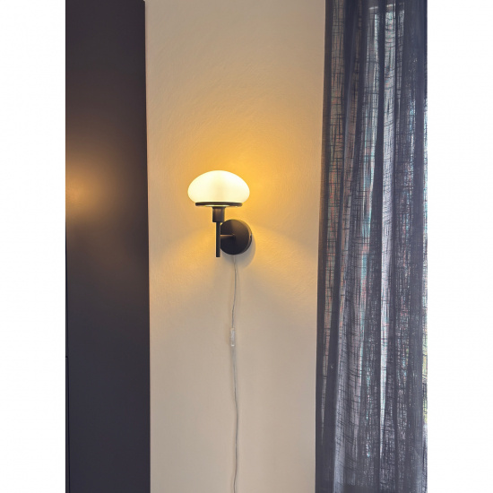 NEW AUGUST v�gglampa, svart/vit