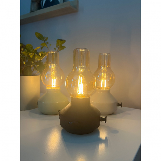 Glimt BordslampaIP44, Laddbar sand/amber