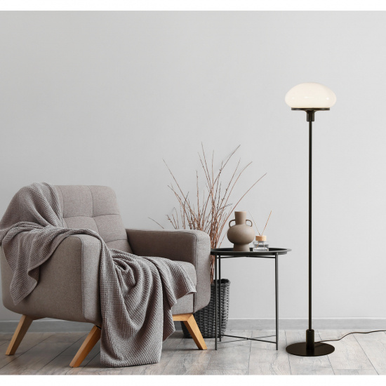 NEW AUGUST golvlampa, svart/vit