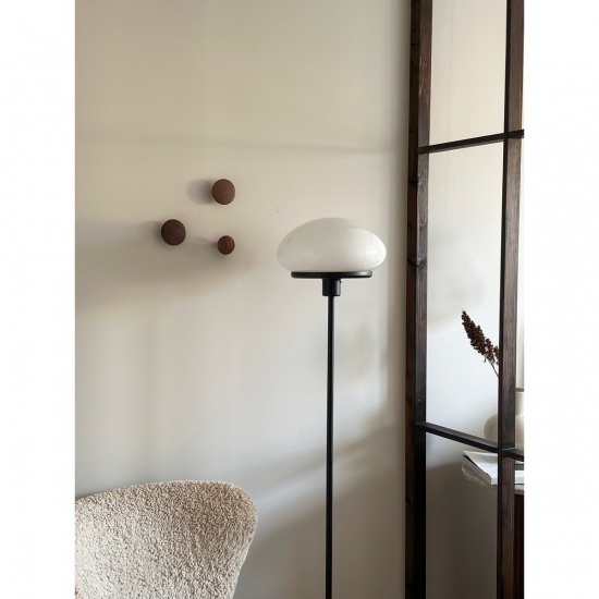 NEW AUGUST golvlampa, svart/vit