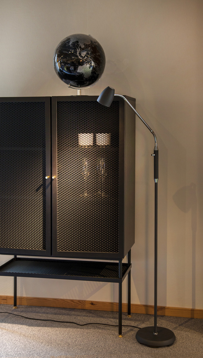 SANDNES golvlampa. svart