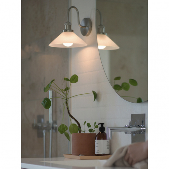 AUGUST V�gglampa IP23, Krom/Opal 25cm