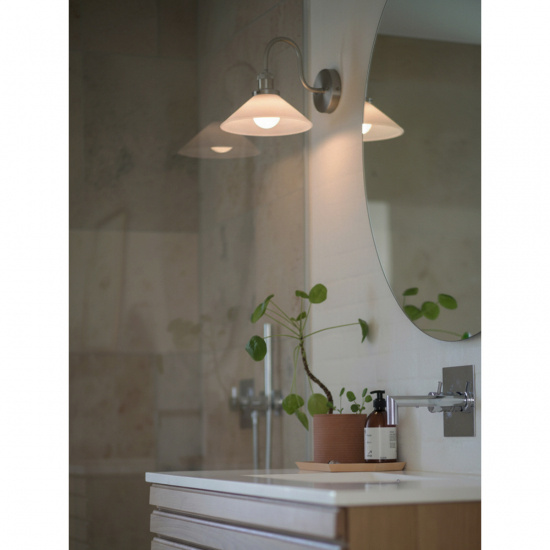 AUGUST V�gglampa IP23, Krom/Opal 25cm