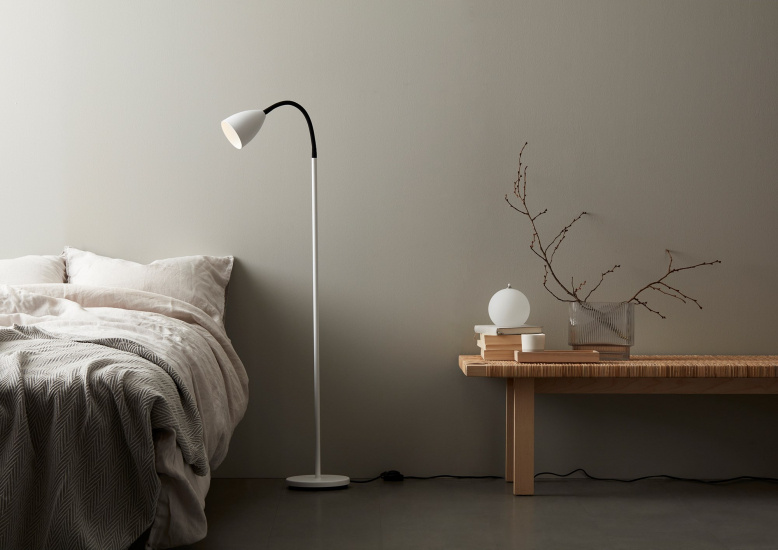 Trotsig golvlampa mattvit GU10