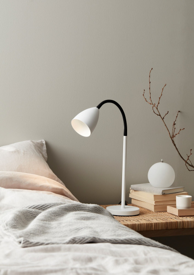 Trotsig bordslampa mattvit GU10