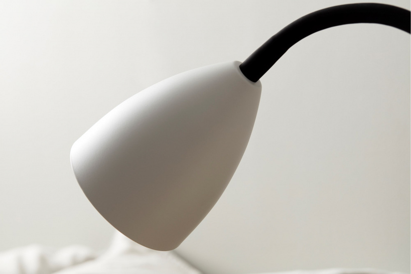 Trotsig bordslampa mattvit GU10