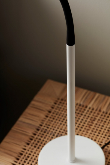 Trotsig bordslampa mattvit GU10