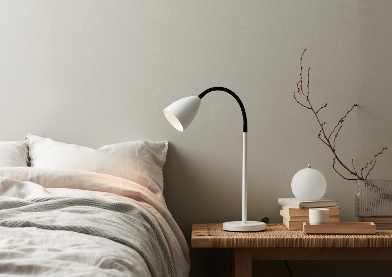 Trotsig bordslampa mattvit GU10