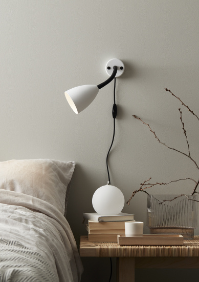 Trotsig v�gglampa mattvit GU10