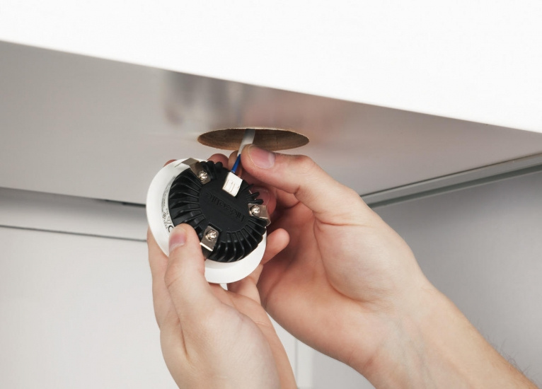 1202 12V Borstad St�l 2700K